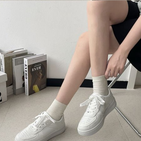 รองเท้าแฟชั่นสตรี ผูกเชือกรองเท้าผ้าใบระบายอากาศได้เวอร์ชั่นเกาหลีน้ำหนักเบาและไม่ลื่นรองเท้าสีขาว - รูปที่ 4