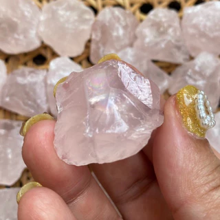 ‼️พร้อมส่งใน🇹🇭‼️Rose quartz โรสควอตซ์ดิบ ช่วยส่งเสริมความรักความเมตตา, เสริมเสน่ห์ให้ผู้ครอบครอง ขนาดหิน 2-5 ซม