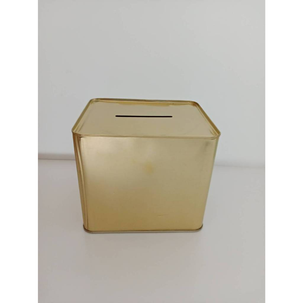 แถมฟรีตารางออมเงิน  ปี๊บจิ๋วออมสิน สูง 15 CM. รูกว้าง 8 ซม. ไม่ต้องพับแบงค์