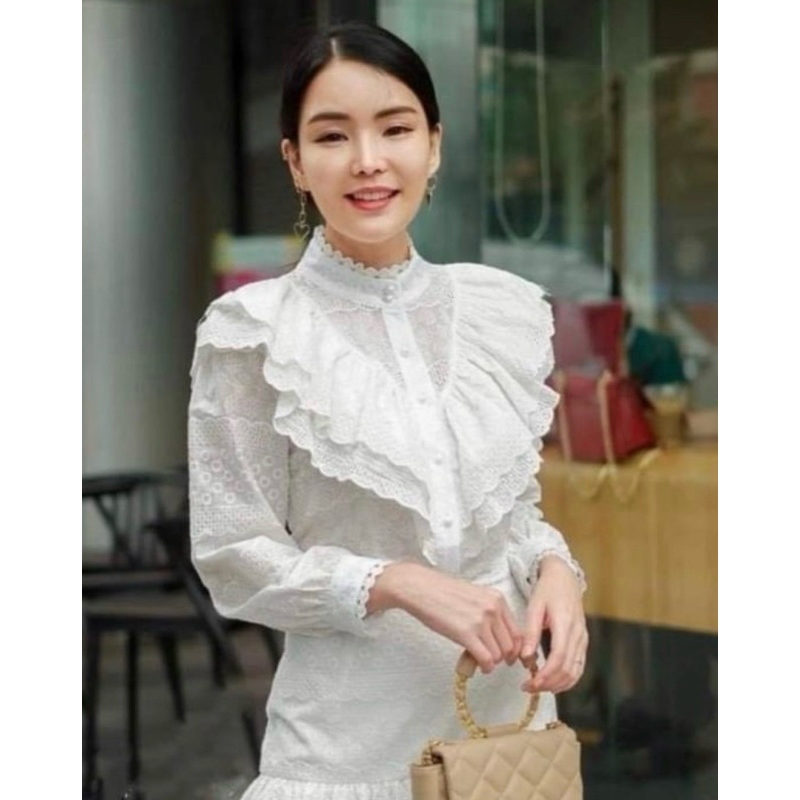 Sira Siri ชุดไทย เสื้อคอตตอนปักฉลุ คอปีน แต่งระบายรอบตัว มีซับใน ผ้าถุงสำเร็จรูปทอลาย ตัดเย็บละเอียด อัดกาวอย่างดี
