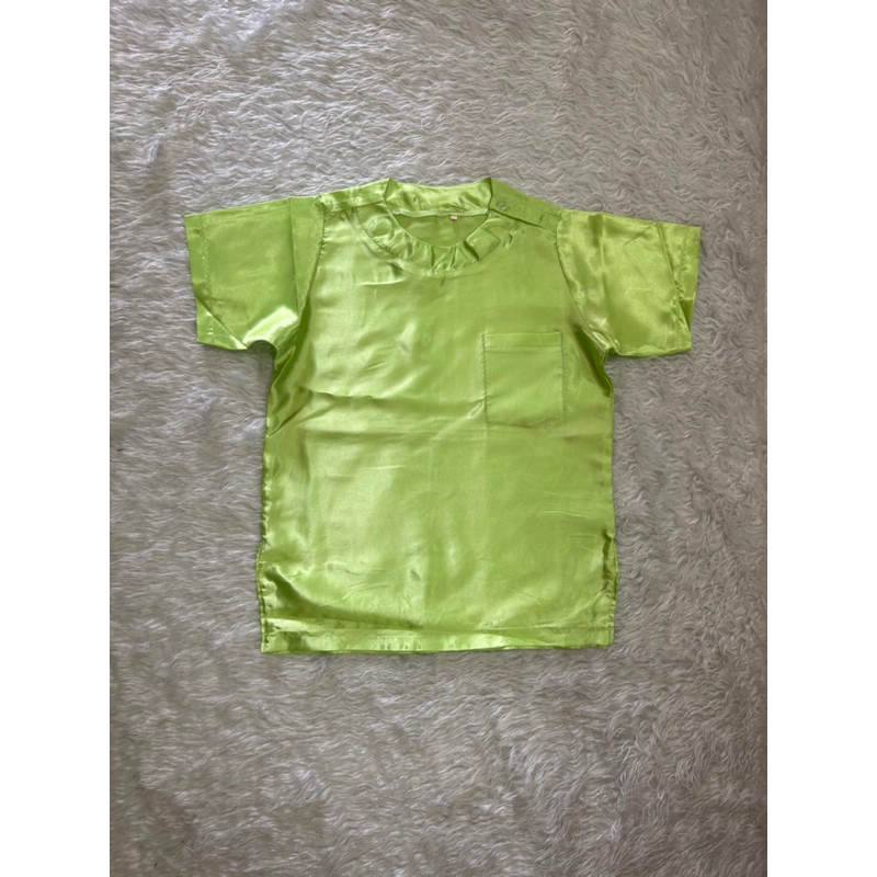 เสื้อไทย สีเขียวใบตอง คอกลม ผ้ามัน/ ผ้าต่วน ผู้ใหญ่ นะคะ
