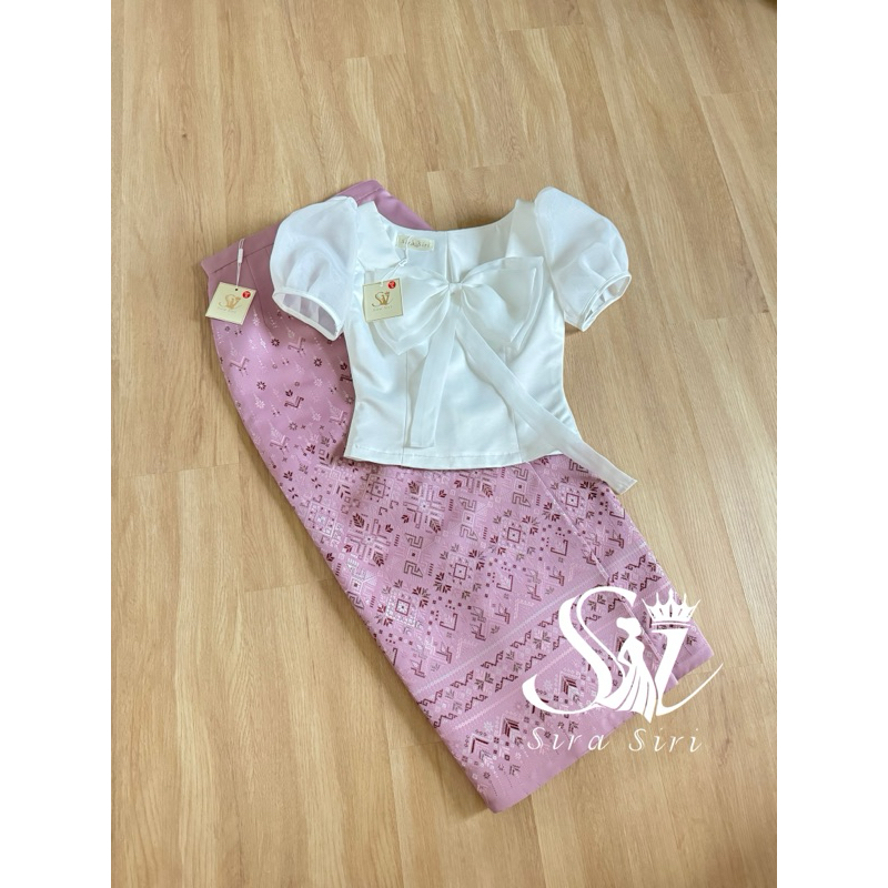 เสื้อแขนตุ๊กตาแต่งโบว์น่ารัก ผ้าถุงสำเร็จรูปทอลาย SIRA SIRI BRAND