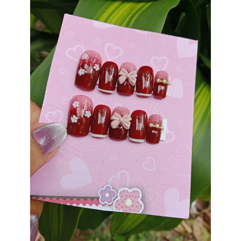 เล็บปลอมทาสีเจลสีแดงพร้อมติดอะไหล่แถมฟรีกาวตะไบทรงเหลี่ยมยาวกลางพร้อมติด ราคา ถูกที่สุด ดีลบีเคเค