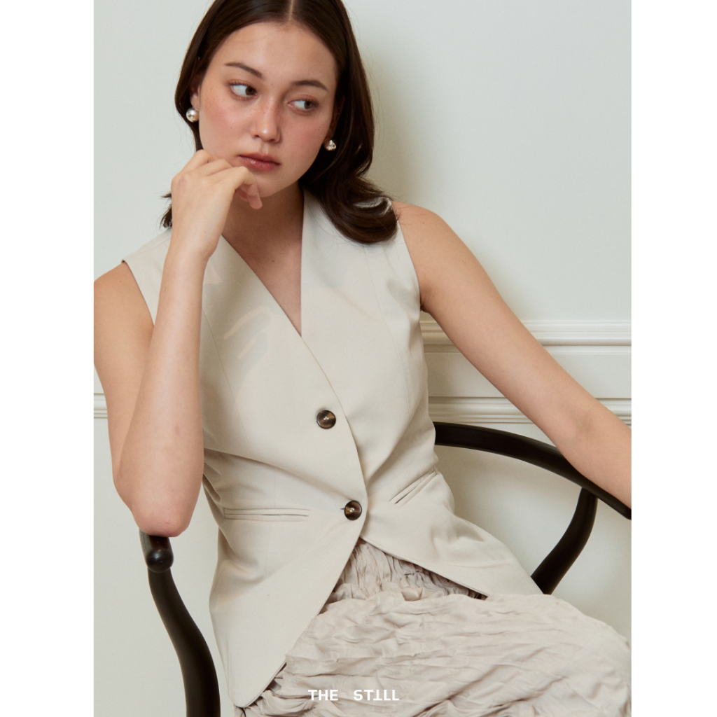 The Still - 009 - Florence's Sculpted vest : เสื้อกั๊กสูทตัวยาวพร้อมดีเทลกระเป๋าและสายเข็มขัดหลัง