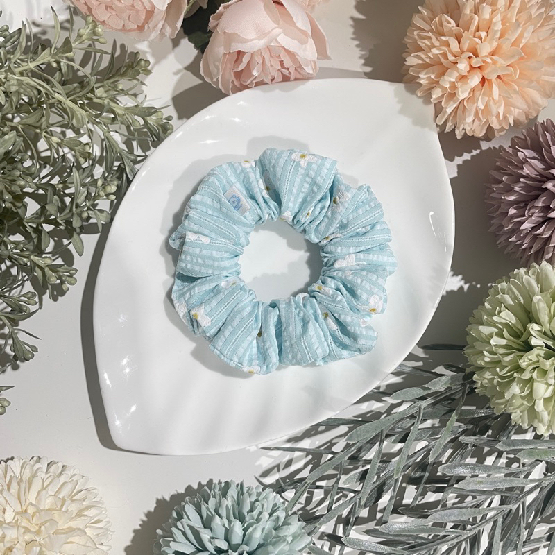 Scrunchie • Medium • Blue daisies