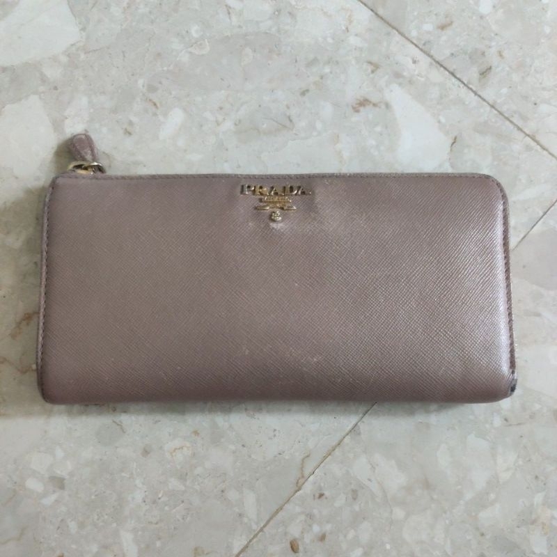 ***กระเป๋าสตางค์แบบหนัง ยี่ห้อ PRADA แท้ (มือสอง)