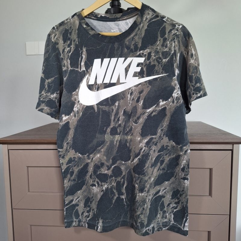 เสื้อยืด ลายพราง nike big logo ของแท้มือสอง size M (Lps011)