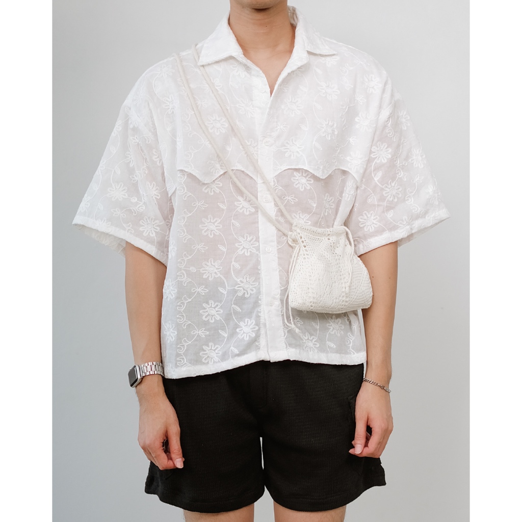 Floral Embroidered Layer Shirt | เสื้อเชิ้ตแขนสั้น ผ้าปักลายดอกไม้ สไตล์รีสอร์ต ดีเทลเลเยอร์รูปคลื่น