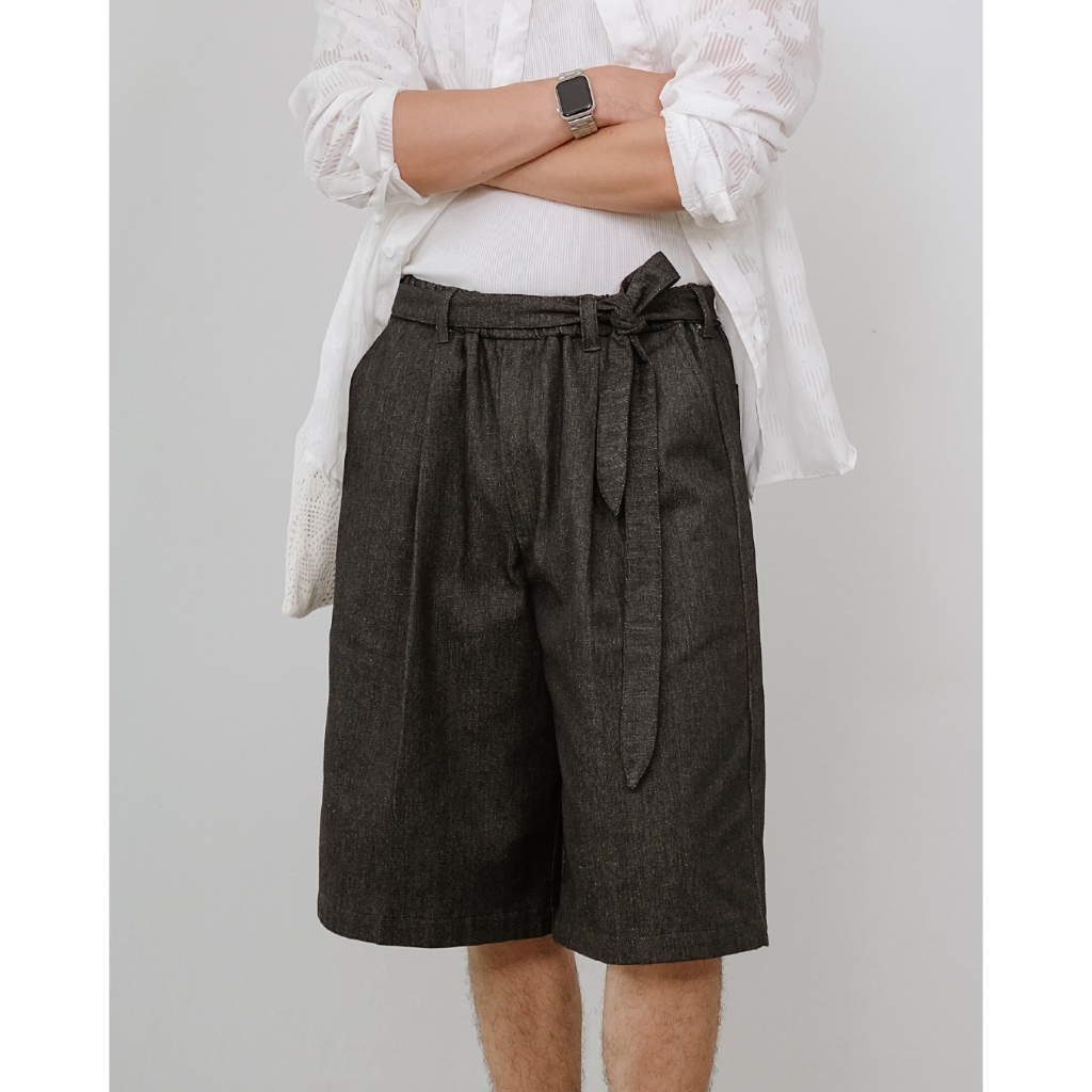 Le Petite Tie Half Denim Pants in Black | กางเกงขาสั้นแบบยาวพิเศษ ดีเทลเชือกผูกเอว ผ้าเดนิมสีดำ