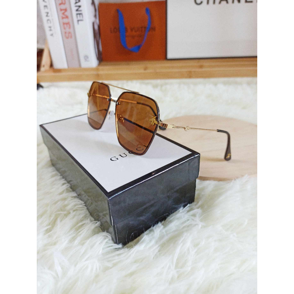 ✅พร้อมส่ง✅แว่นตา กันแดดมาพร้อมกล่อง อุปกรณ์ครบ แบรนเนมด์ ใส่ได้ทั้งผู้หญิง ผู้ชาย กล่องเก็บแว่น  (มีตำหนิ)