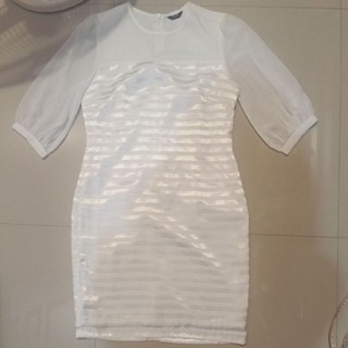 เดรสลายทางสีขาว ผ้าซีทรูช่วงอก แขน สี่ส่วน ซิปหลัง zein size s