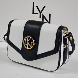 กระเป๋าสะพายข้าง  LYN crossbody รุ่นใหม่ สายปรับได้ มีป้ายหนังห้อย รุ่นวิเวียน