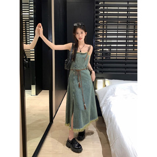 เดรสยีนส์ยาว สีเขียว สายสีน้ำตาล มีพร้อมสายผูกเอว ชายขาดขลุ้ย ผ่าหน้า สไตล์รุ่นใหม่