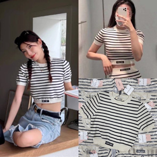 Mimi stripe top🖤(370฿ฟรีส่ง) มาแล้วค่า เสื้อครอปผ้านิตแขนสั้นลายริ้ว ทรงพอดีตัว งานสวย ดีเทลทอโลโก้แบรนด์ที่เอว teeda