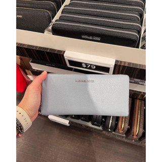 พร้อมส่ง 🇺🇸 แท้ 💯% กระเป๋าสตางค์  ใบยาวรุ่น MICHAEL KORS TRAVEL CONTINENTAL WALLET สีฟ้าอ่อน น่ารักค่ะ หายากสีนี้