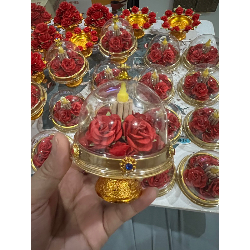 พานกุหลาบ+ธูปเทียน 9 ดอก  ขนาดพานกว้าง 7 ซม. ขนาดน่ารักเหมาะกับหิ้งขนาดเล็กค่ะ
