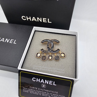 Chanel Brooch เข็มกลัดชาแนล  อะไหล่ทอง ประดับตุ้งติ้ง ลงยาสีดำ ภาพถ่ายงานจริง พร้อมจัดส่ง