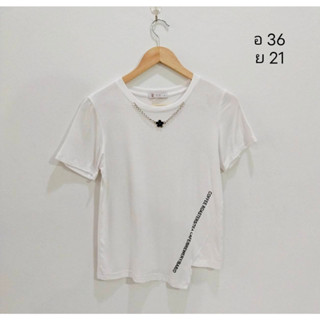 เสื้อยืดสีขาวแขนสั้น แต่งสร้อยดอกไม้ที่คอ สวยเก๋ ชายเฉียง size M อก 36 ยาว 21