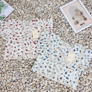 เสื้อครอปคอปกแขนระบายแต่งฉลุลายดอกมีกระเป๋าหน้า2ข้าง