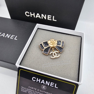 Chanel Gold Bow Chanel drip rhinestone Brooch เข็มกลัดรูปโบว์ ชาแนล สีดำ อะไหล่ทอง งานปั๊มโลโก้ด้านหลัง สวยเด่นชัด