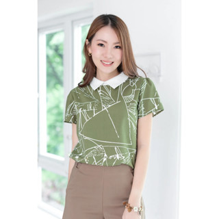 Narinari : NT2432 Point Collar Graphic Print Blouse – Matcha Green