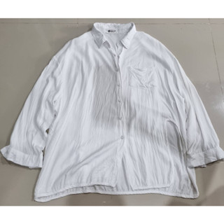 เสื้อเชิ้ตสีขาวฟรีไซส์แหวกข้าง