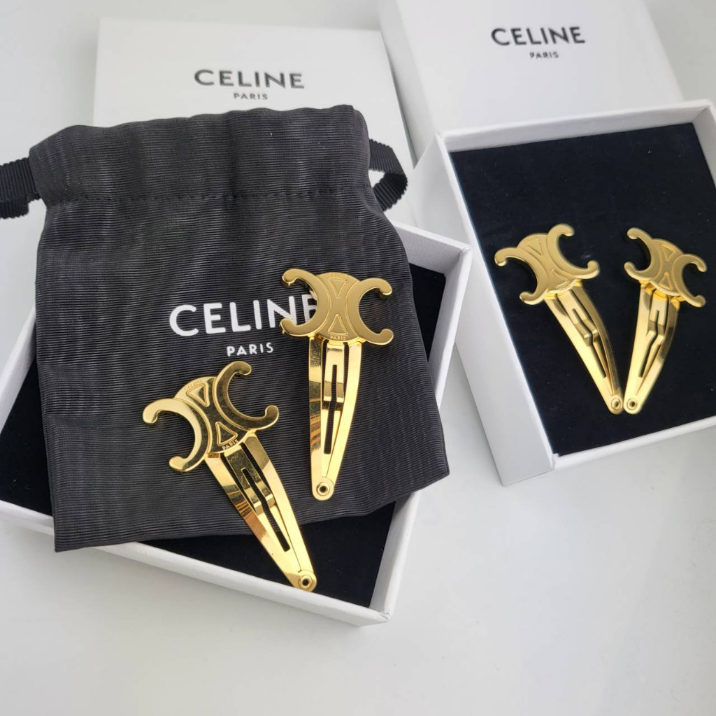 กิ๊บติดผม แบรนด์ Celine รุ่น Triomphe Snap Hair Clips In Brass ผลิตจากทองเหลืองตกแต่งสีทองและสตีล สี