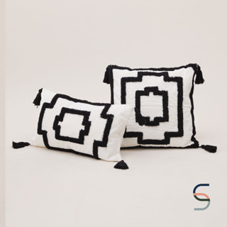 SARABARN Geometric Cushion Cover With Tassels | ปลอกหมอนอิงมีพู่ ลายเรขาคณิต สีขาว