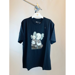 [ของแท้] Kaws x Uniqlo New collection Black T-shirts พร้อมส่ง