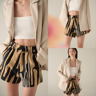 xothelabel -  woody shorts กางเกงขาสั้นทรงเป๊ะ ลายไม้สีทองสุดคลาสสิค