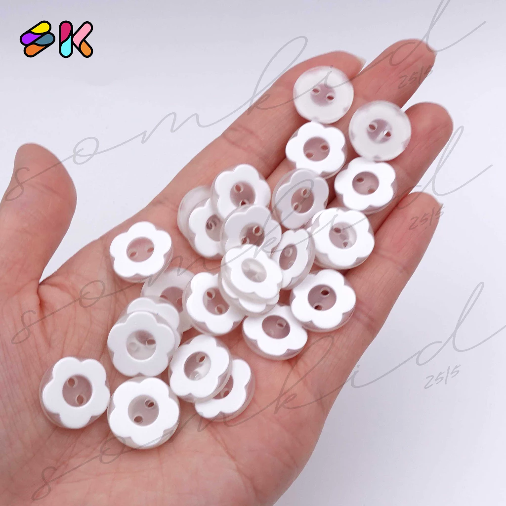 somkid กระดุมดอกไม้พลาสติก2รูมี2สี ขาวและดำขนาด13mm (size20L)และ15mm (size24L)เนื้อพลาสติกอย่างดี สามารถแซ็กเครื่องได้