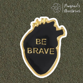 ʕ •ᴥ•ʔ ✿ พร้อมส่ง : เข็มกลัดลายหัวใจสีดำ “BE BRAVE” | “BE BRAVE” Black Heart Enamel Brooch Pin.