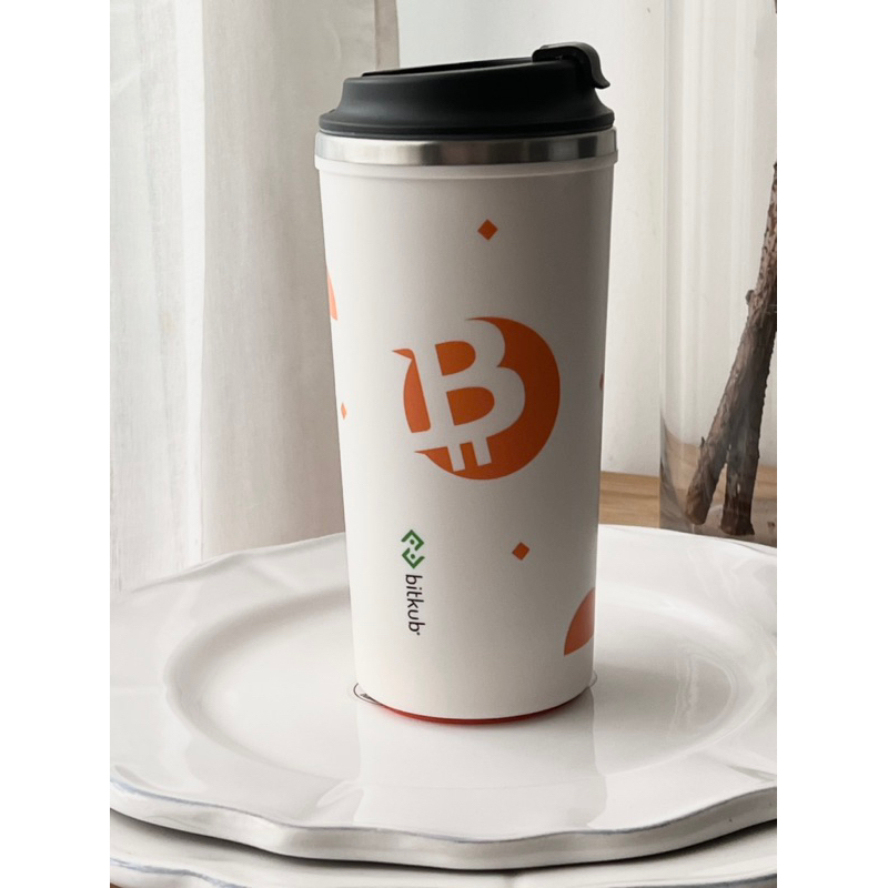 แก้วน้ำ Bitcoin ของ Bitkub ของใหม่ ของแท้ ไม่เคยใช้ ตรงก้นแก้วมียางยึดติดกับพื้นผิวโต๊ะดี ไม่ล้มง่าย