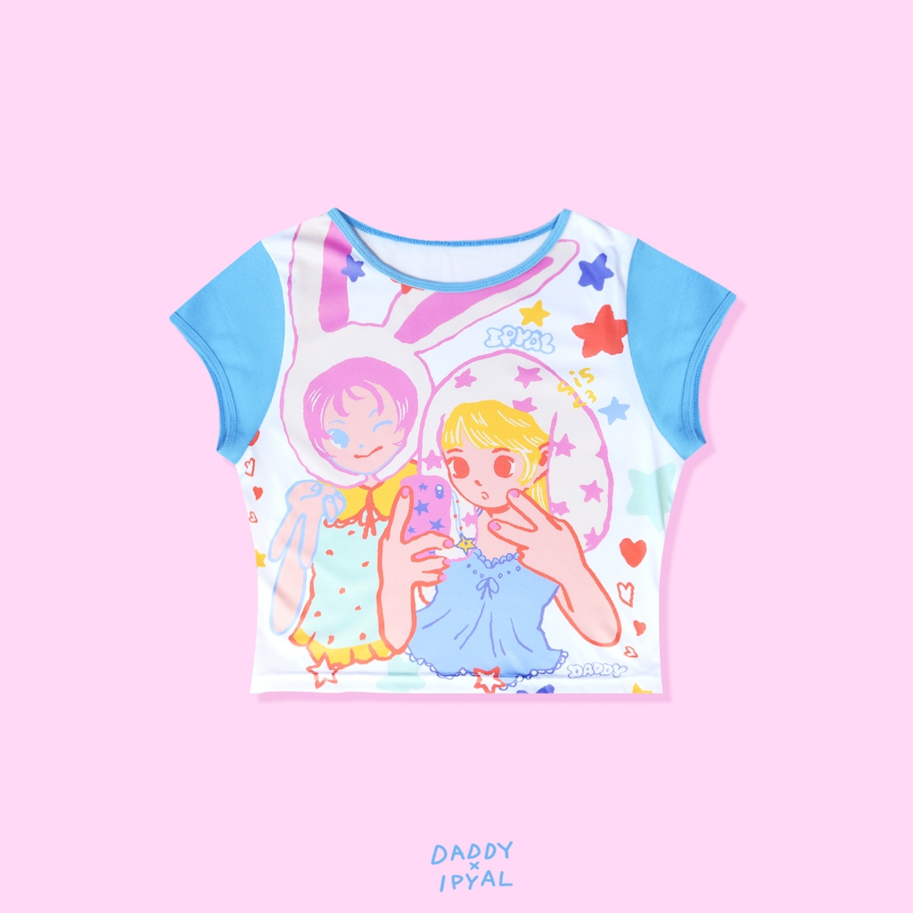 DADDY | Bestie Snap Crop Top เสื้อครอปท็อปผ้ายืดพิมพ์ลายด้านหน้า แต่งแขนด้วยผ้ายืดสีฟ้า ทรง baby tee