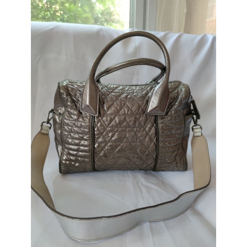 ❤️กระเป๋าหนังแท้ Finn Esker มือ2 ❤️สีเมทาลิค โทนเทาดำ เงาๆ สวยดีหนังนิ่ม ทรงถือ มีสายยาว(สายเทียบ)