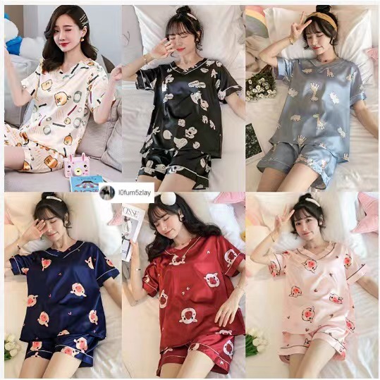 🐷M-5XL(ราคาต่ำสุด)ชุดนอนคอวีสตรีฤดูร้อน，มีลายการ์ตูนให้เลือกมากมาย，ชุดนอนผ้าซาติน，กางเกง+เสื้อ