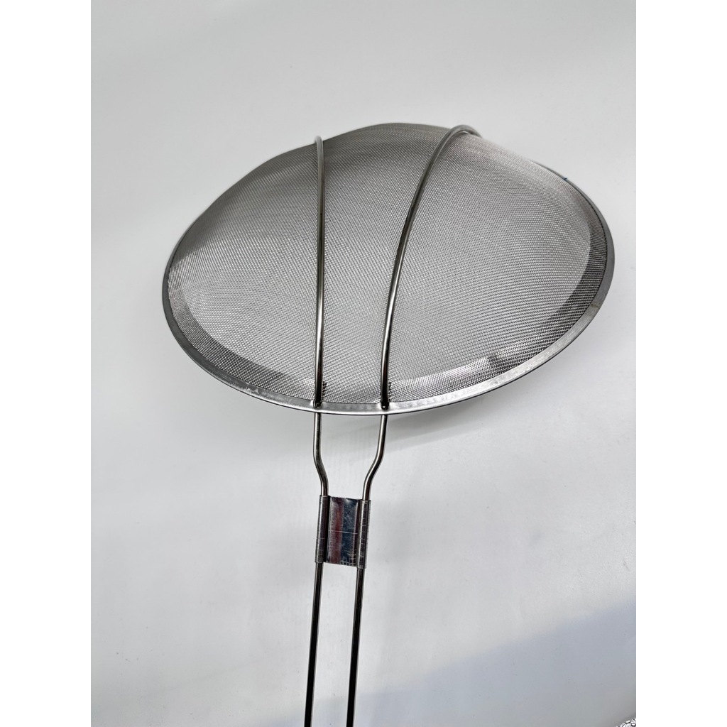 กระชอนด้ามแดงสแตนเลส ตาถี่ แข็งแรงทนทาน ทำจากสแตนเลสอย่างดีใช้สำหรับกรองน้ำมันตักกากของทอด - รูปที่ 4