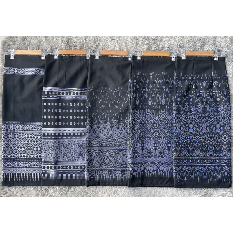 ผ้าถุงดำ-ขาวดำ ผ้าถุงสำเร็จรูป ทอลาย(อัดกาว) ตัดเย็บแบบป้ายตะขอเอวฟรีไซส์ ทางร้านมีตะขอให้