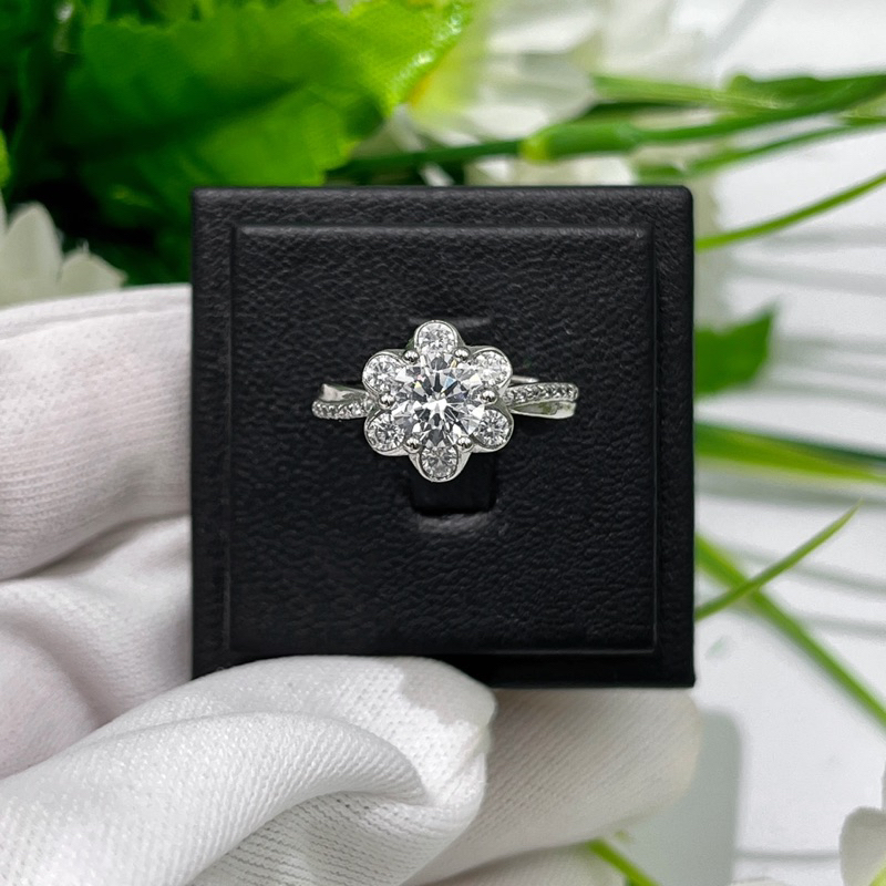 PETCHARA แหวนเพชรโมอีสหญิง 1 กะรัต เงินแท้ 92.5% ชุบทองคำขาว เพชรล้อมรูปดอกไม้ บ่าข้างฝังเพชรแถว พร้อมใบเซอร์GRA(D2010)