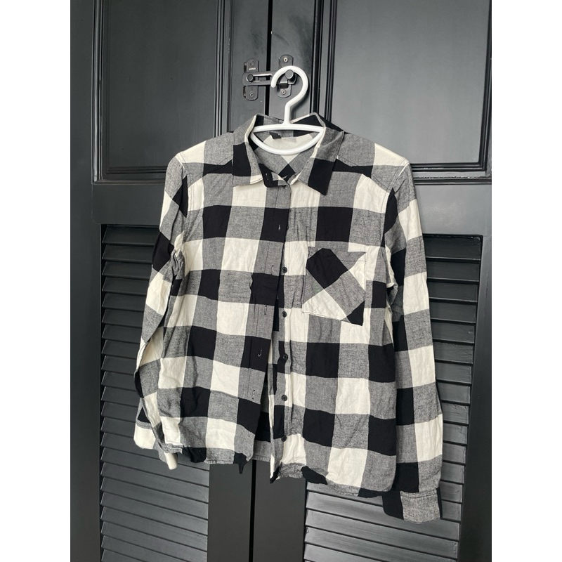 เสื้อเชิ้ตผู้หญิง ลายตารางสีขาวดำ H&M