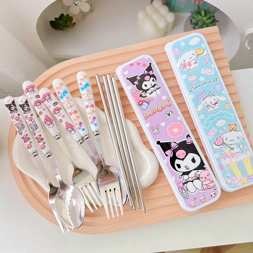 Sanrio Melody Kuromi คุโรมิ ชุดช้อนส้อมเด็ก ช้อนส้อมลายการ์ตูน แสตนเลสหนาอย่างดี พร้อมกล่องพกพาสะดวก