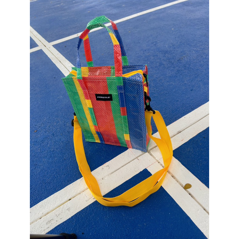 กระเป๋าสะพายข้างผ้ากระสอบกันน้ำ (No.075)