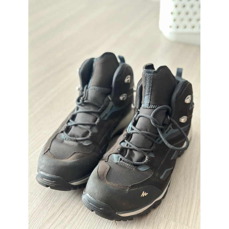 รองเท้าหุ้มข้อผู้ชายมีคุณสมบัติกันน้ำสำหรับใส่เดินป่าบนภูเขารุ่น MH100 (สีดำ) EU44