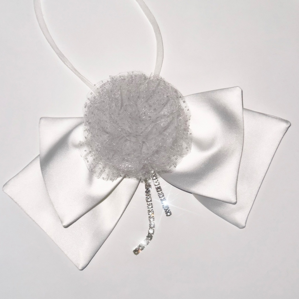 LUCA STUDIO_Dazzling bow - โบว์ผ้าซาติน ประดับด้วยดอกไม้ผ้าตาข่ายกลิตเตอร์และสายพลอย