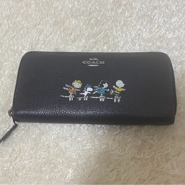 กระเป๋าสตางค์ใบยาว Coach Snoopy Limited Edition ตำหนิมุมเล็กน้อย หนังสวยเงาไม่แตก