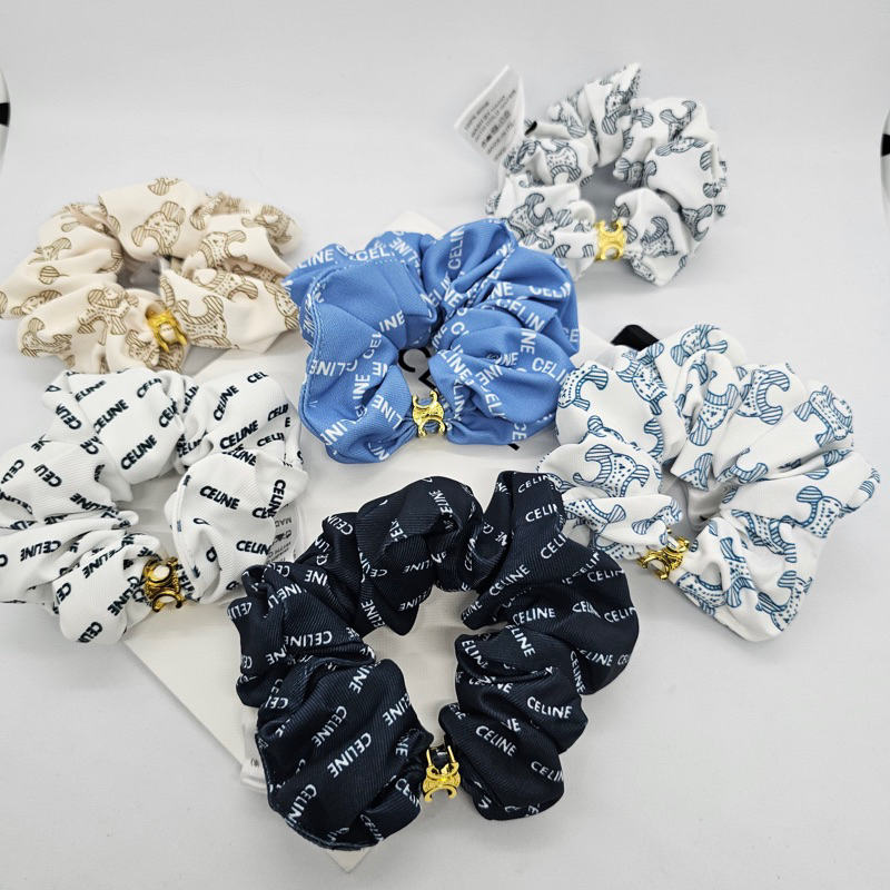 ผ้ารัดผม ลิซ่า CL SCRUNCHY RAYURE BRACELET  รัดแขนแบบลิซ่า เก๋ไปอีกแบบ ผ้าสกรีนลายโลโก้ ผ้าเนื้อนุ่ม ไหมอย่างดี