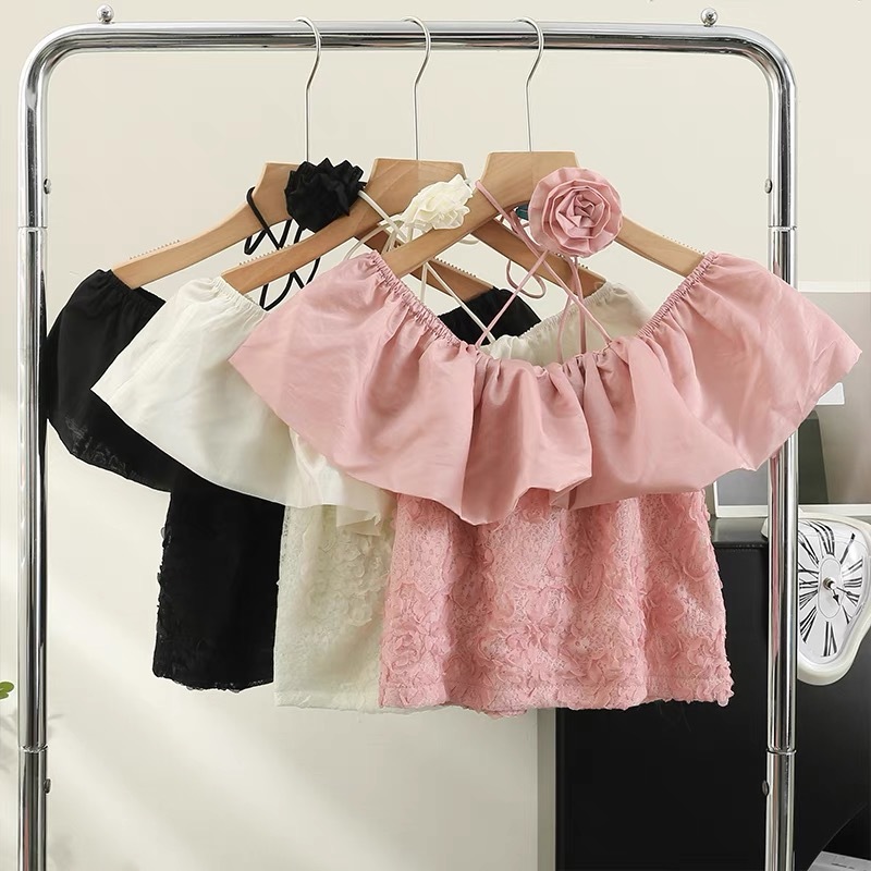 Cicishop(XS937)เสื้อครอปเปิดไหล่ ดีเทลสายคล้องคอประดับดอกไม้ แต่งฉลุ ระบายรอบอก สไตล์สาวหวาน - รูปที่ 7