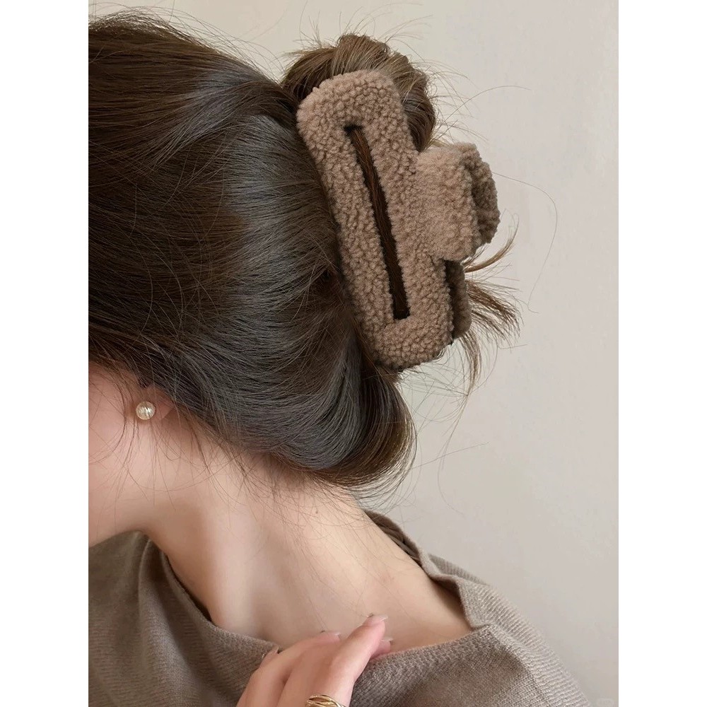 Wool Clip กิ๊บหนีบผมผ้าวูลขนฟู ขนาดใหญ่ 14cm. เก็บผมได้เยอะ หนีบแน่น ใหญ่สะใจ กิ๊บติดผม กิ๊บผม กิ๊บเกาหลี