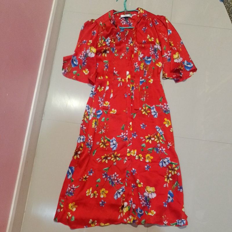 เดรส m a. ngo size s สีแดง สีสด ลายดอกไม้ กระดุมยาวทั้งตัว คอวี มีผ้าผูกที่คอ