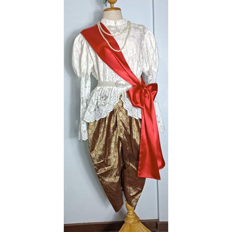 ชุดไทยสตรีสมัยร.5ชุดสำหรับสาวไซส์ใหญ่ ชุดผ้าโจงกระเบนสีแดงลายทองเสื้อลูกไม้แขนยาวสีขาวสายสะพายสีแดง